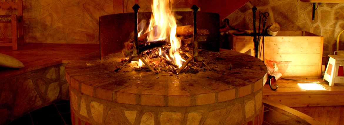 Camino acceso in una casa del Villaggio